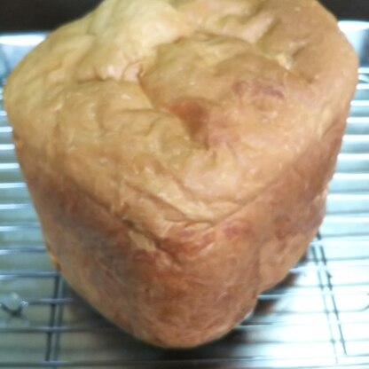 翌日になってもしっとり柔らかくとても美味しいパンです、胡桃をいれたりアレンジして楽しんでいます。